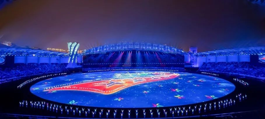 mg冰球突破董事长李军受邀出席华中科技大学第十六届企业家论坛，并颁发演讲