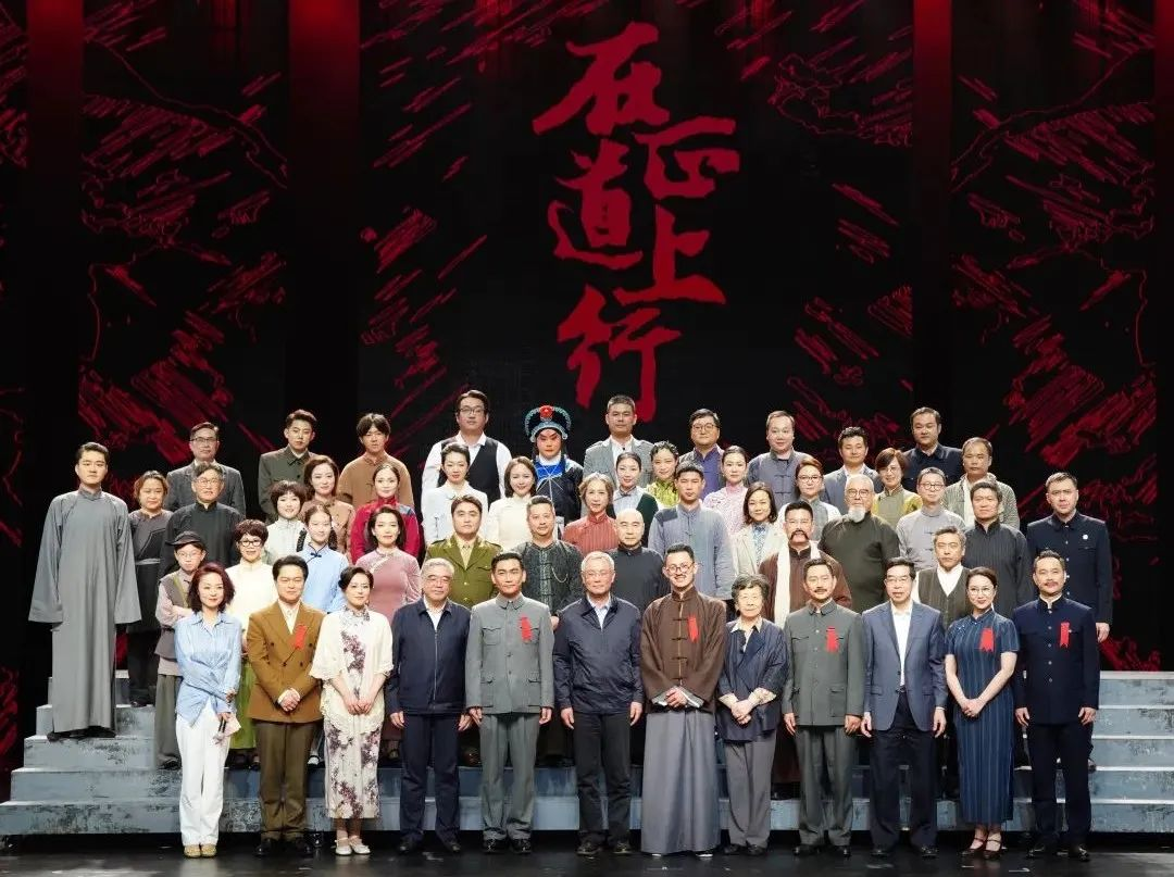 mg冰球突破·蓝硕以科技赋能话剧《在正路上杏追圆满演出